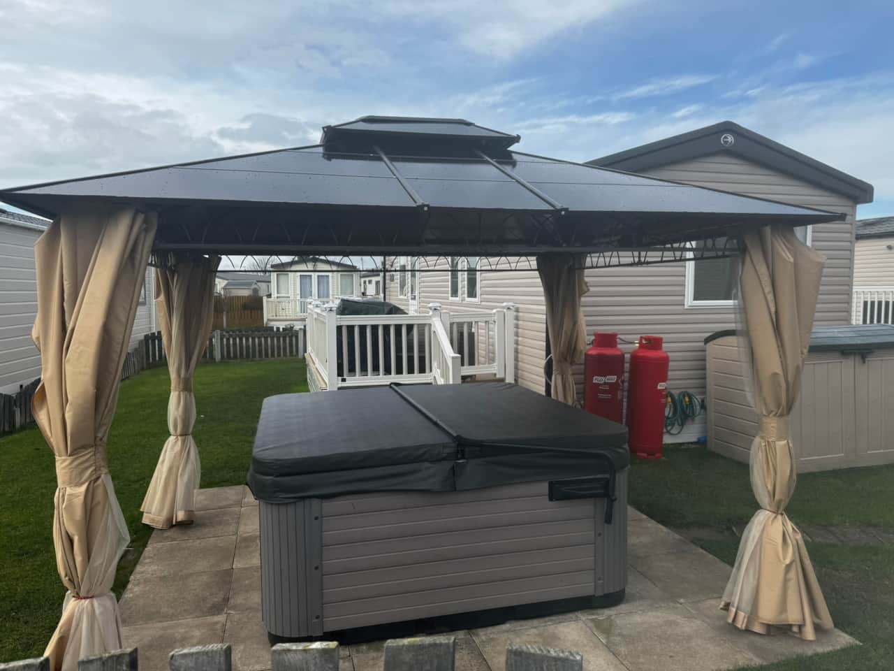 Hot Tub with Hardtop Gazebo