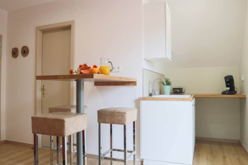 Vaisselle et couverts se trouvent dans les placards. Servez-vous !