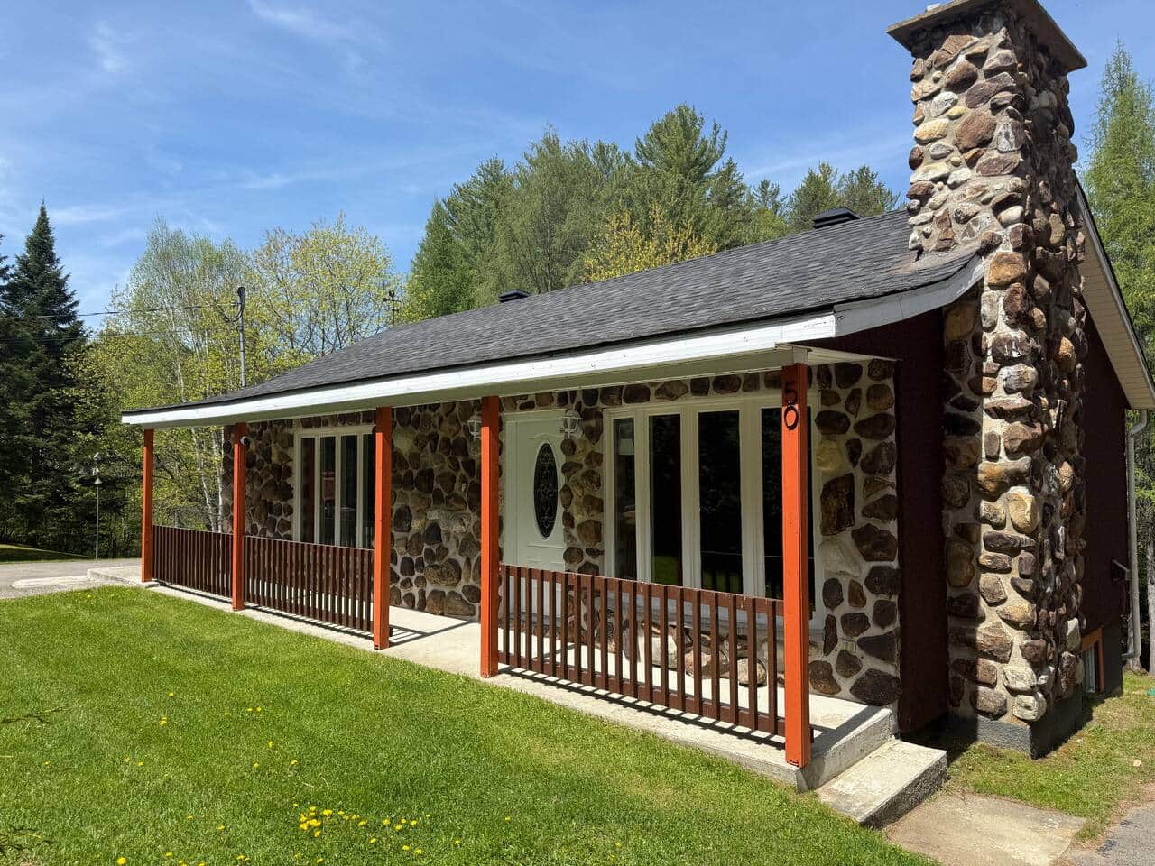 Chalet en pierre avec galerie, en été