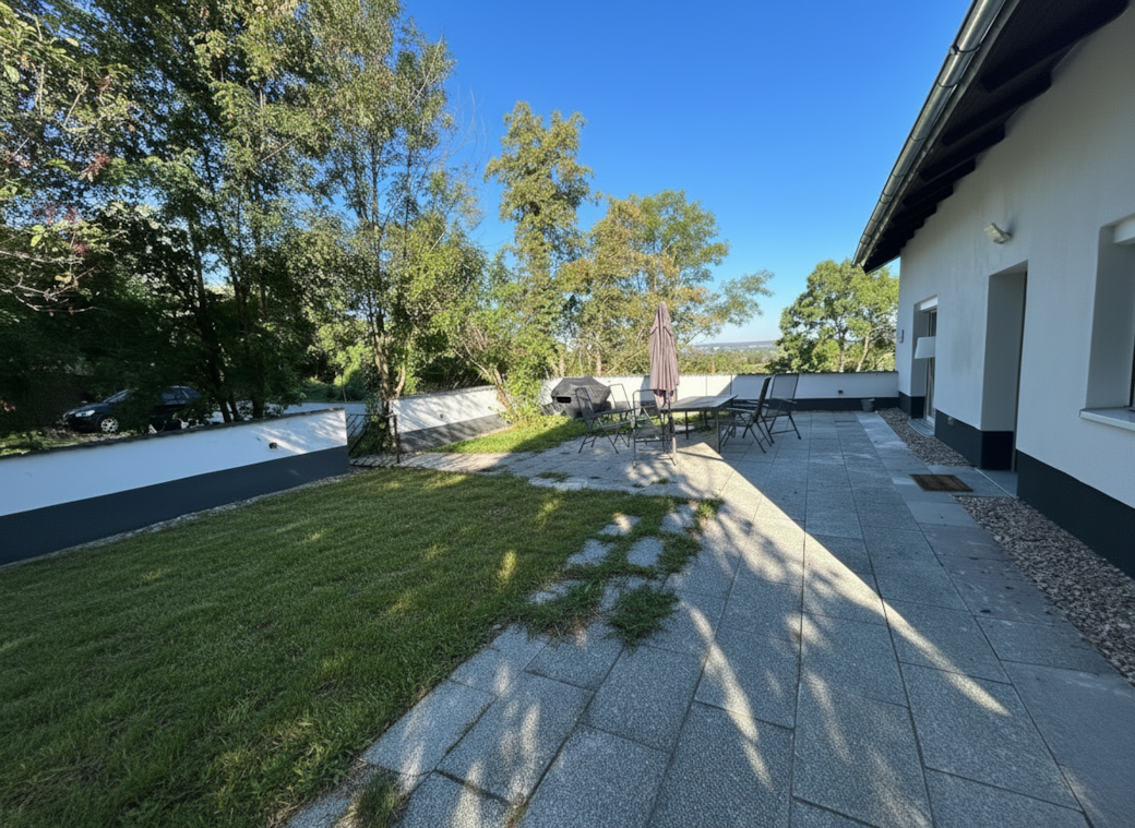 Ummauerte Terrasse