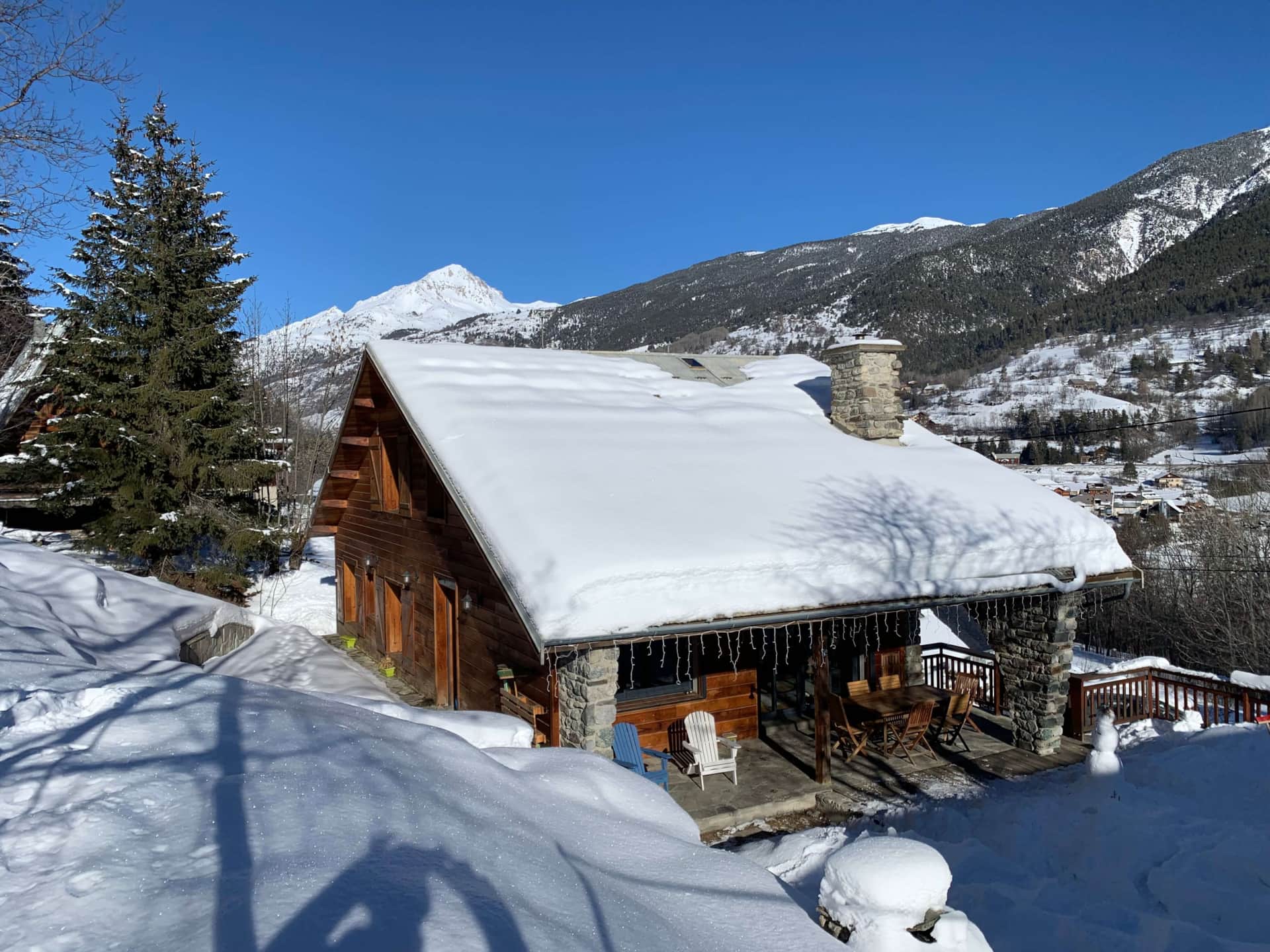Chalet Mont Milo sous la neige en hiver, terrasse et vue imprenable sur les Alpes, Serre Chevalier Vallée