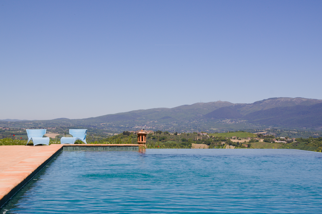 Piscina infinity con vista mozzafiato