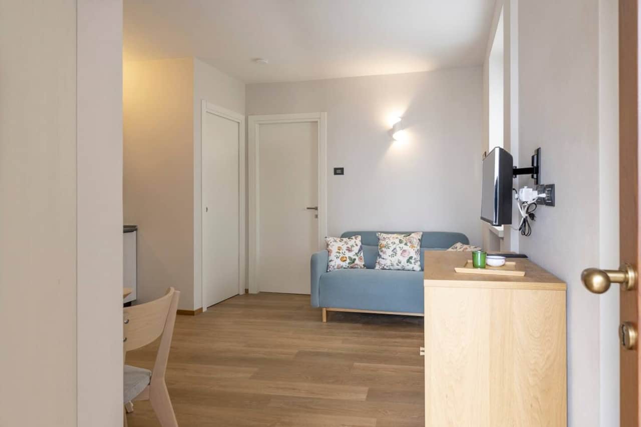 L'ingresso dell'appartamento, con un'accogliente soggiorno con divano letto e cucina