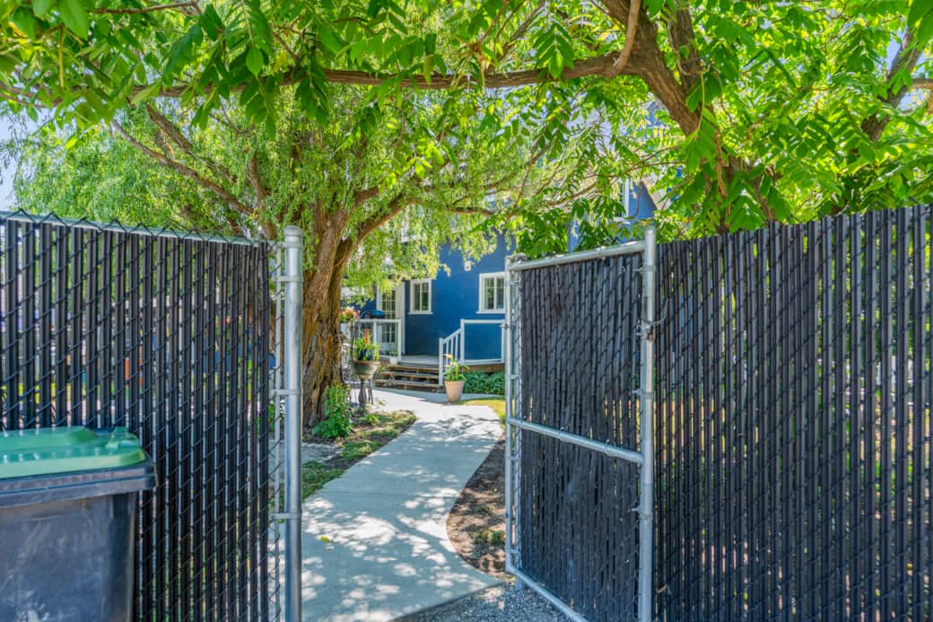 From your private parking, entrance to the fully gated backyard. 