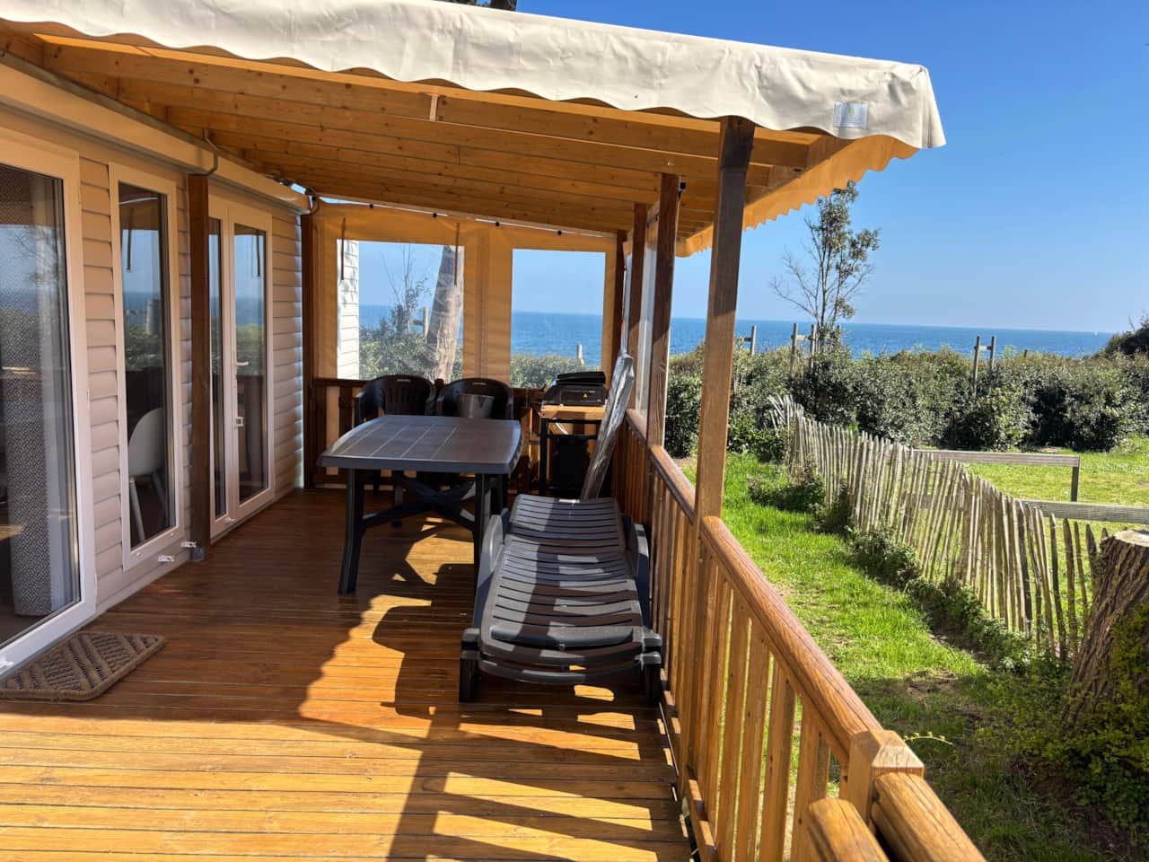 Grande terrasse aménagée vue mer