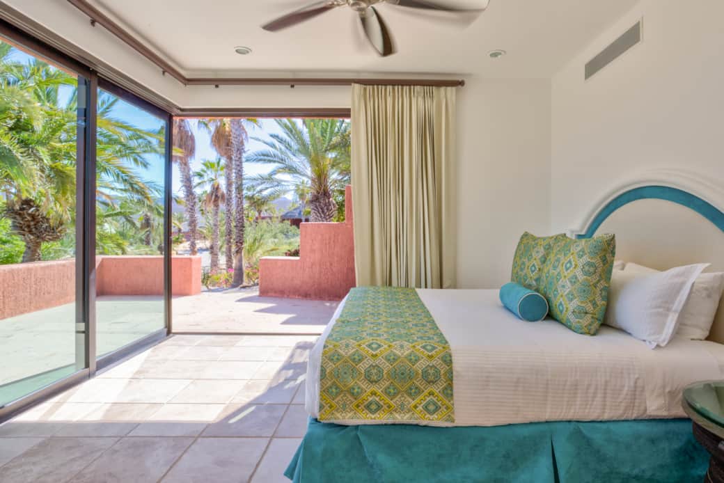 King-size bed and balcony