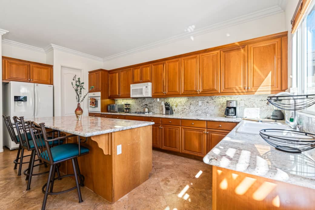 Step into a warm and inviting kitchen designed for both cooking and gathering. With expansive granit Step into a warm and inviting kitchen designed for both cooking and gathering. With expansive granit