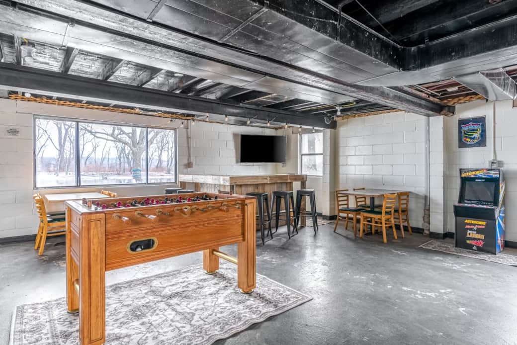 Huge Game Room to Entertain! Huge Game Room to Entertain!