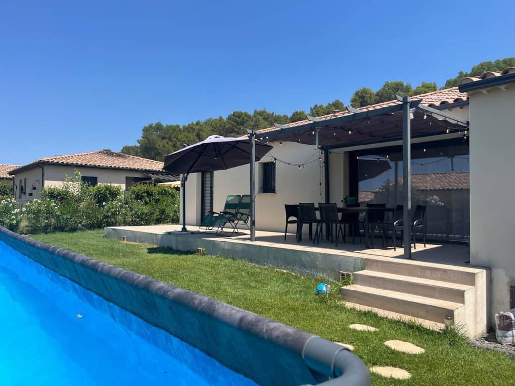 Jardin, terrasse, piscine, table à manger Jardin, terrasse, piscine, table à manger