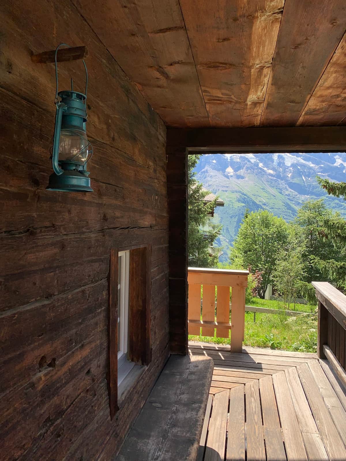 Im Aussenbereich lädt unteranderem die gedeckte Veranda zum verweilen ein.