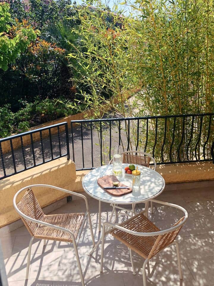  Terrasse ombragée entourée de verdure, parfaite pour un déjeuner au calme ou un apéritif ensoleillé. À 10 min à pied du centre historique et de la plage de Collioure, et à proximité de la gare 