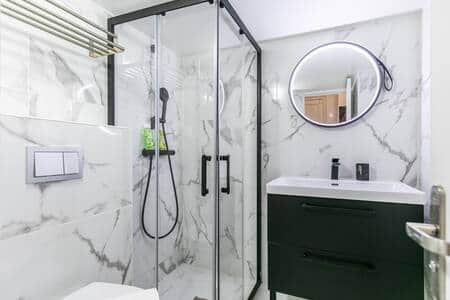 Salle de bain avec douche 