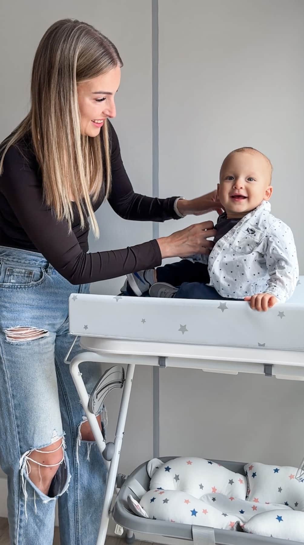 Mamma felice con il bambino in un appartamento RENTAL12 a Olbia, Sardegna