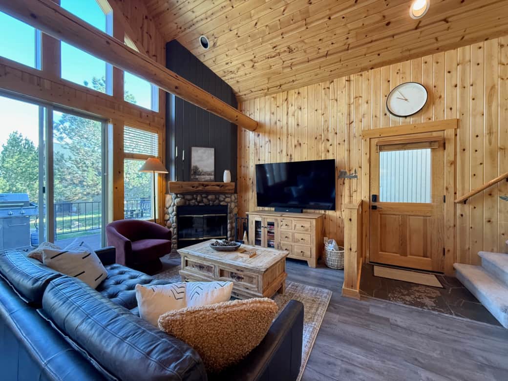 Living room + fireplace, TV and game cabinet Living room + fireplace, TV and game cabinet