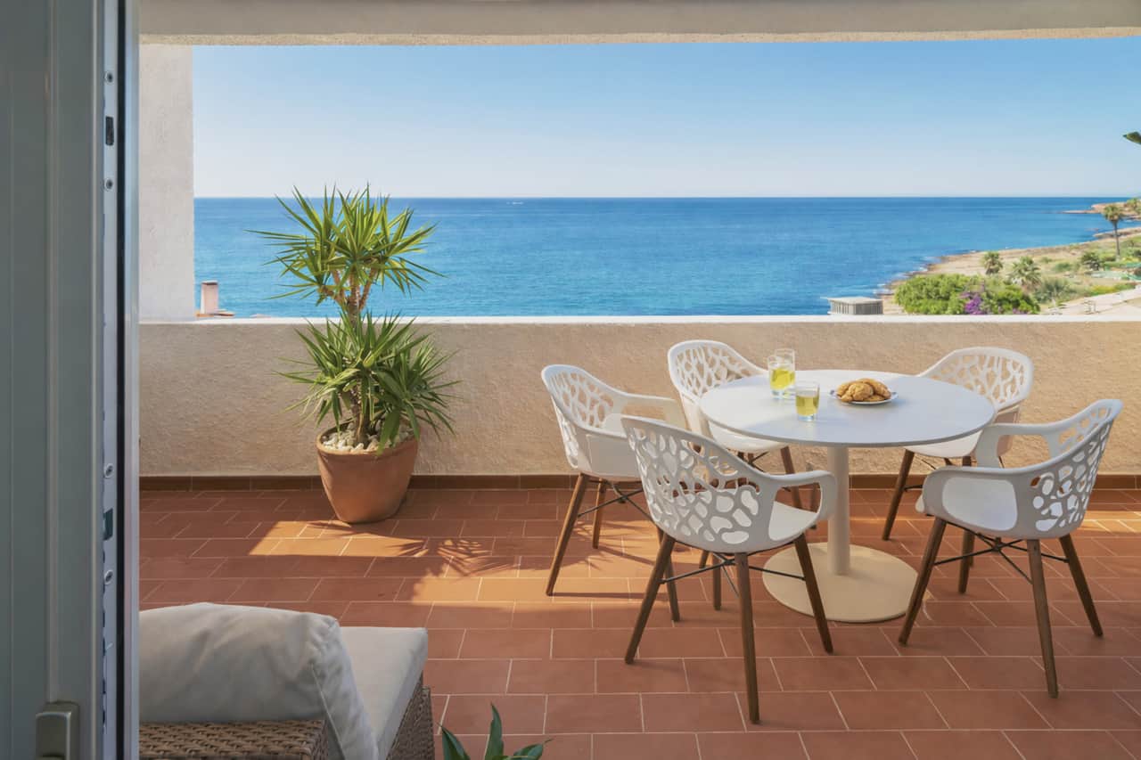 Sea-view terrace with dining table