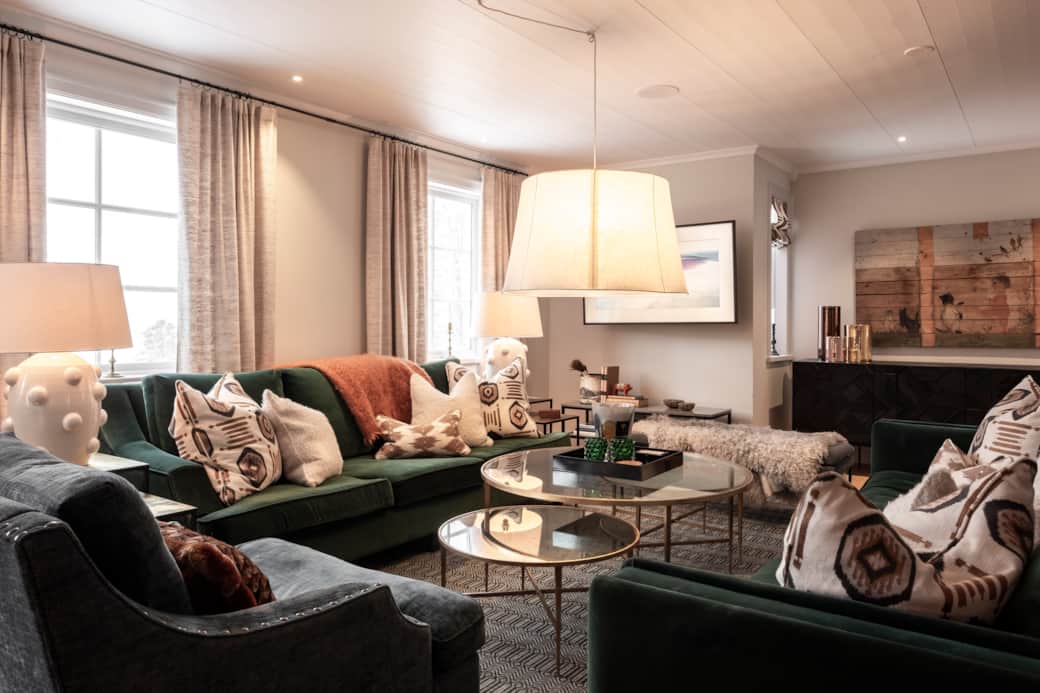 Vardagsrummet med stor soffgrupp för hela familjen eller gruppen.  Vardagsrummet med stor soffgrupp för hela familjen eller gruppen.