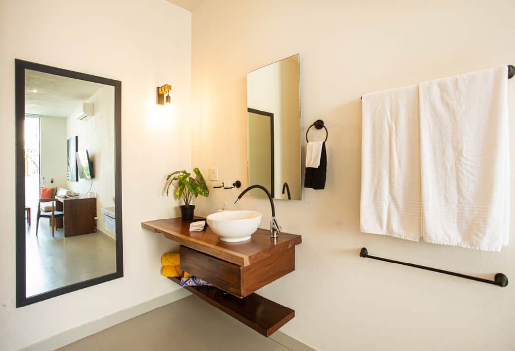 304 F Bathroom Sink 8Q9B7500