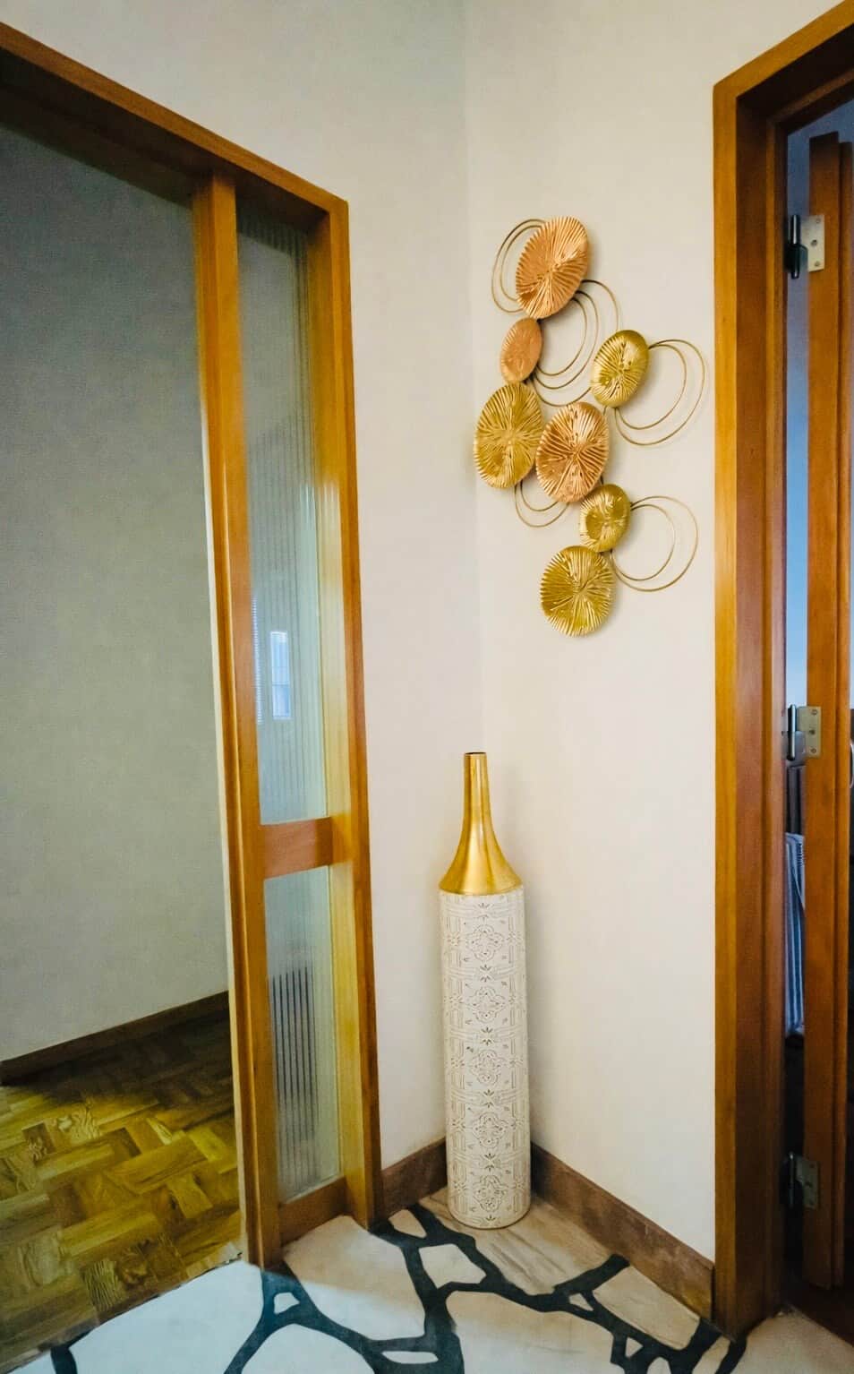 From this entrance area, you access the kitchen, bedrooms and bathrooms.