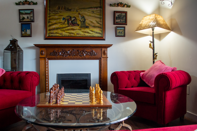 salon de la habitación con chimenea