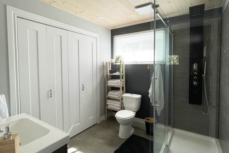 Salle de bain complète avec douche