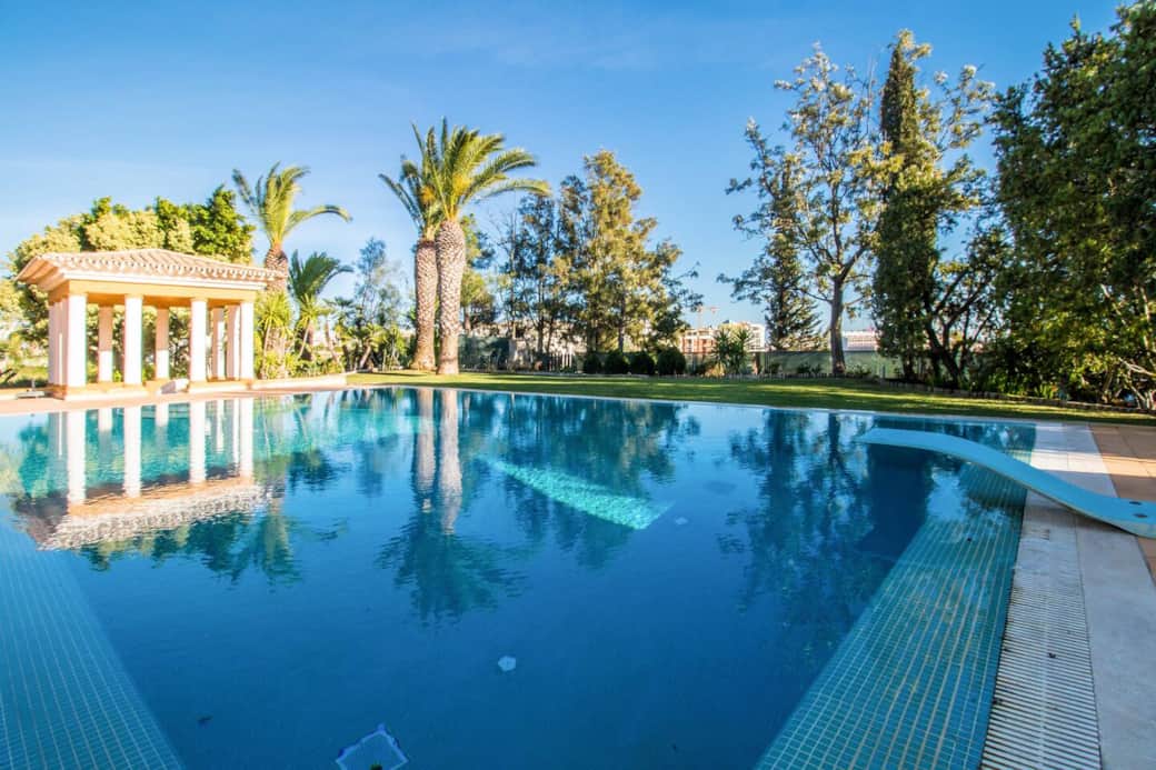 Jardim e piscina.