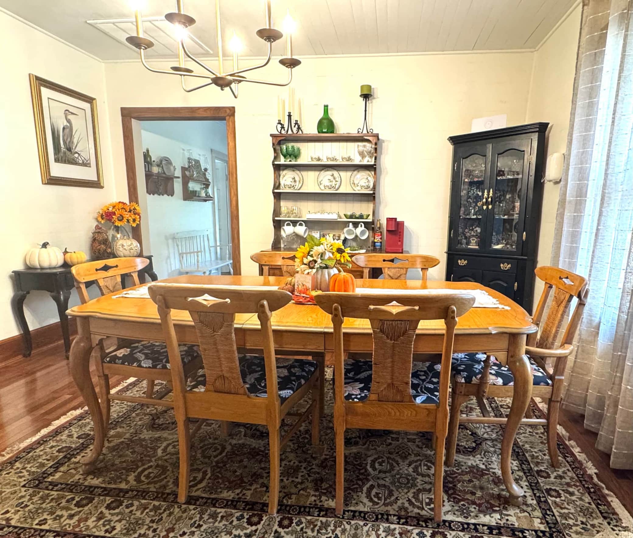 Open floor plan dining room