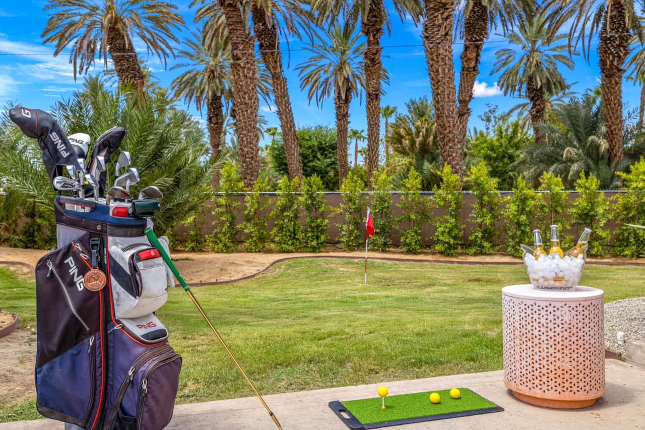 Golf chipping, on site practice balls, 2 blocks to PGA west