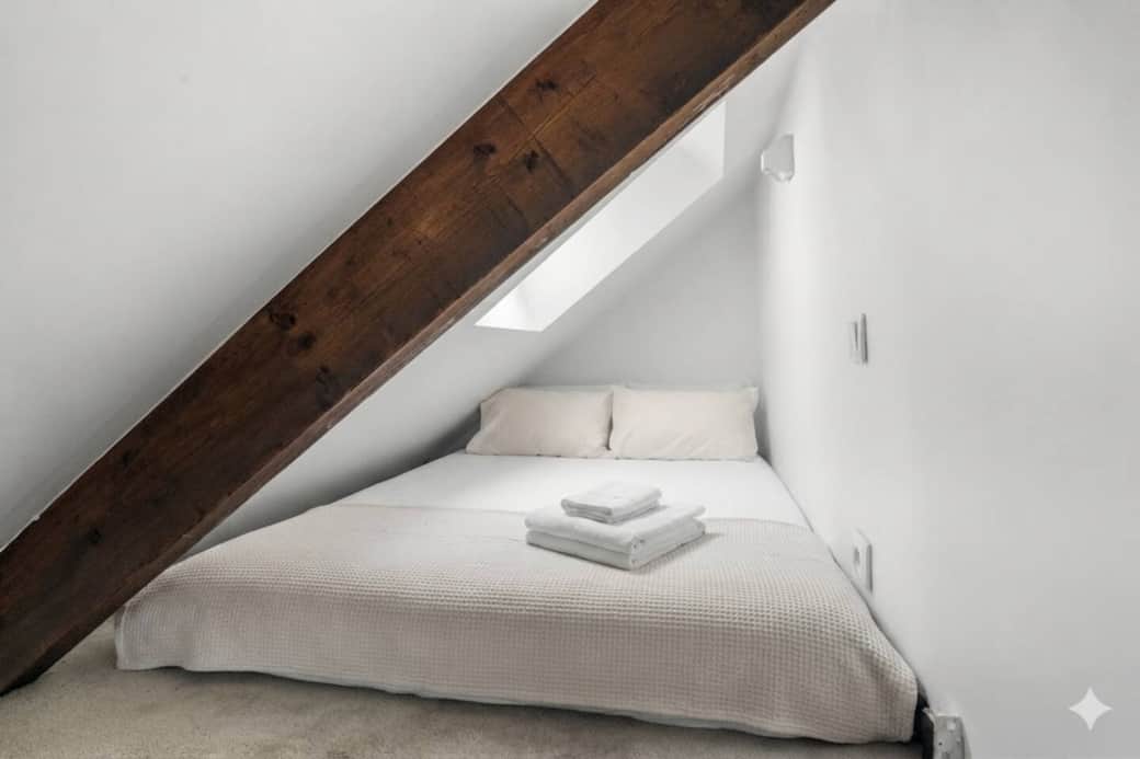 Petit espace nuit avec un matelas ( 140x190 cm ) au dessus d'une mezzanine.
