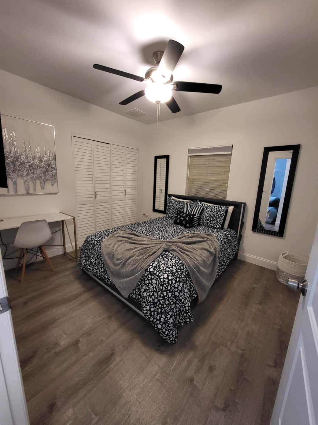 Cozy bedroom with comfy bed, workspace & spacious closet. Lakeland, FL Cozy bedroom with comfy bed, workspace & spacious closet. Lakeland, FL