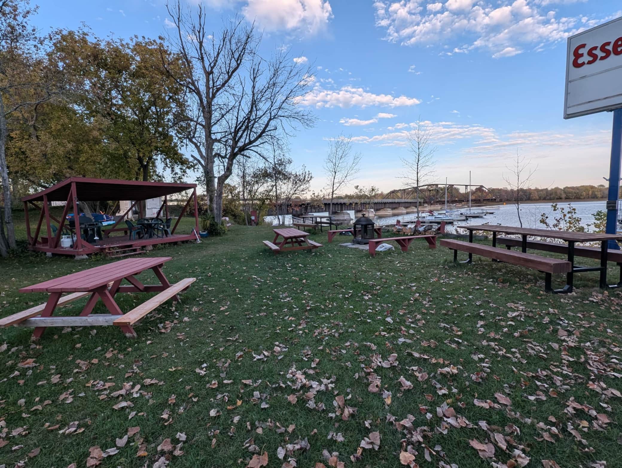 Gazebo avec barbecue au gaz et ustensiles (GAZ PROPANE INCLUS) NETTOYAGE REQUIS APRÈS UTILISATION