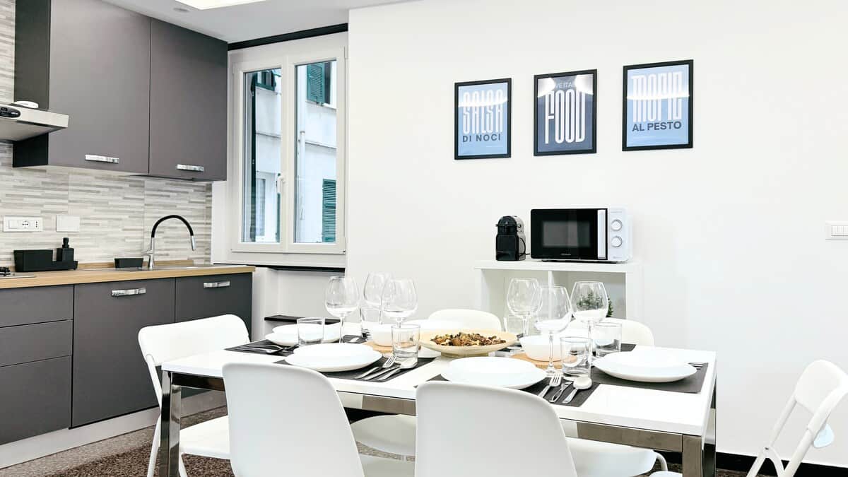 Spazio moderno e ben organizzato con dettagli decorativi di design e vista su una cucina funzionale!