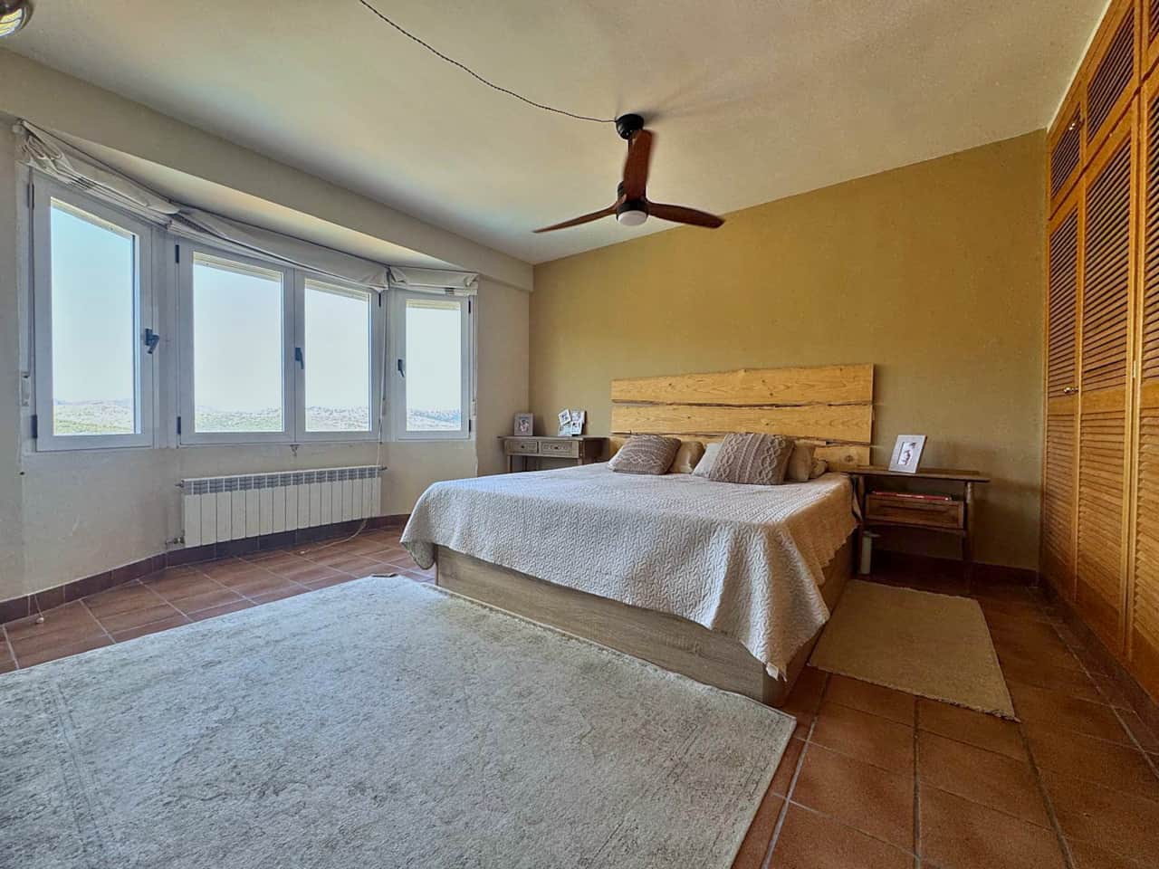 Dormitorio principal con mirador y ventilador de techo