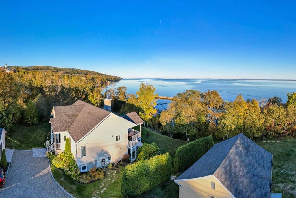 Vue aérienne de la maison et du fleuve St-Laurent
