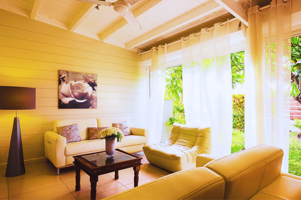 Terrasse tropicale ouverte sur le jardin