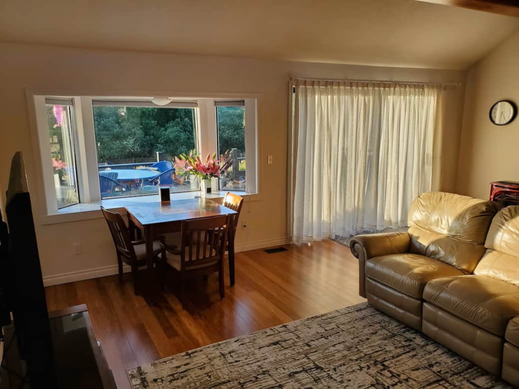 Livingroom Bay window with game table Livingroom Bay window with game table
