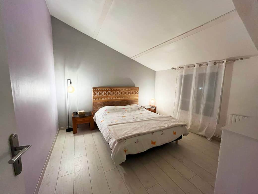 Une première chambre spacieuse à l'étage avec un grand lit de 160 , une commode et un dressing attenant pouvant servir d'espace de travail avec son petit bureau. 