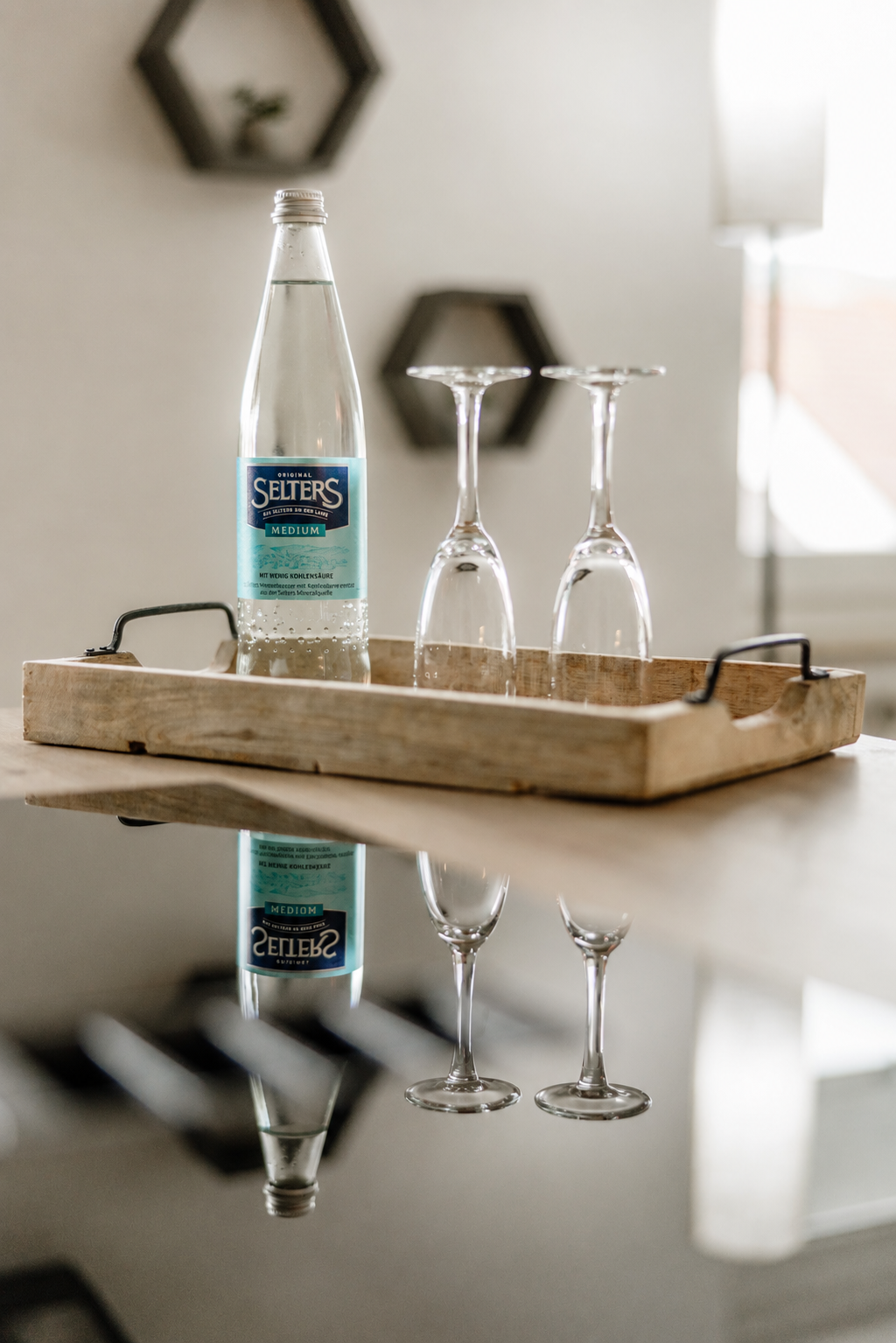 Zu Ihrer Begrüßung steht Wasser für Sie bereit – genießen Sie einen angenehmen Start bei uns.