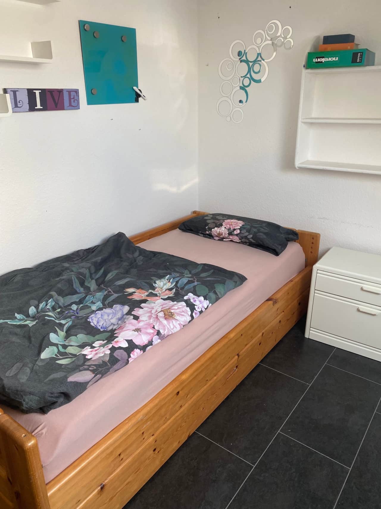 Ansicht Schlafzimmer mit Einzelbett
