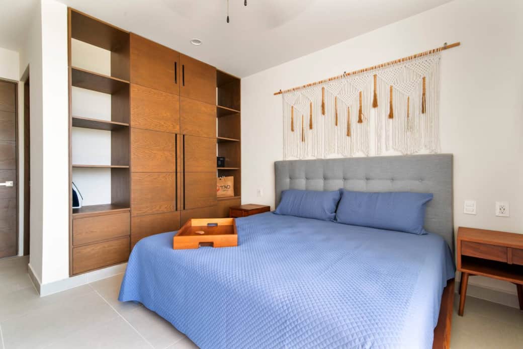 Master with ocean view, balcony, Smart TV, A/C, safe, wardrobe, and more.
