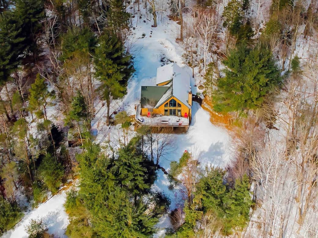 The cabin offers the perfect blend of seclusion and convenience. Located on Hardy road, you are just steps away from the Hardy Road mountain bike/snowmobile trail system, Three Sisters Preserve, 6 minutes to Whiteface, and 18 minutes to Lake Placid.