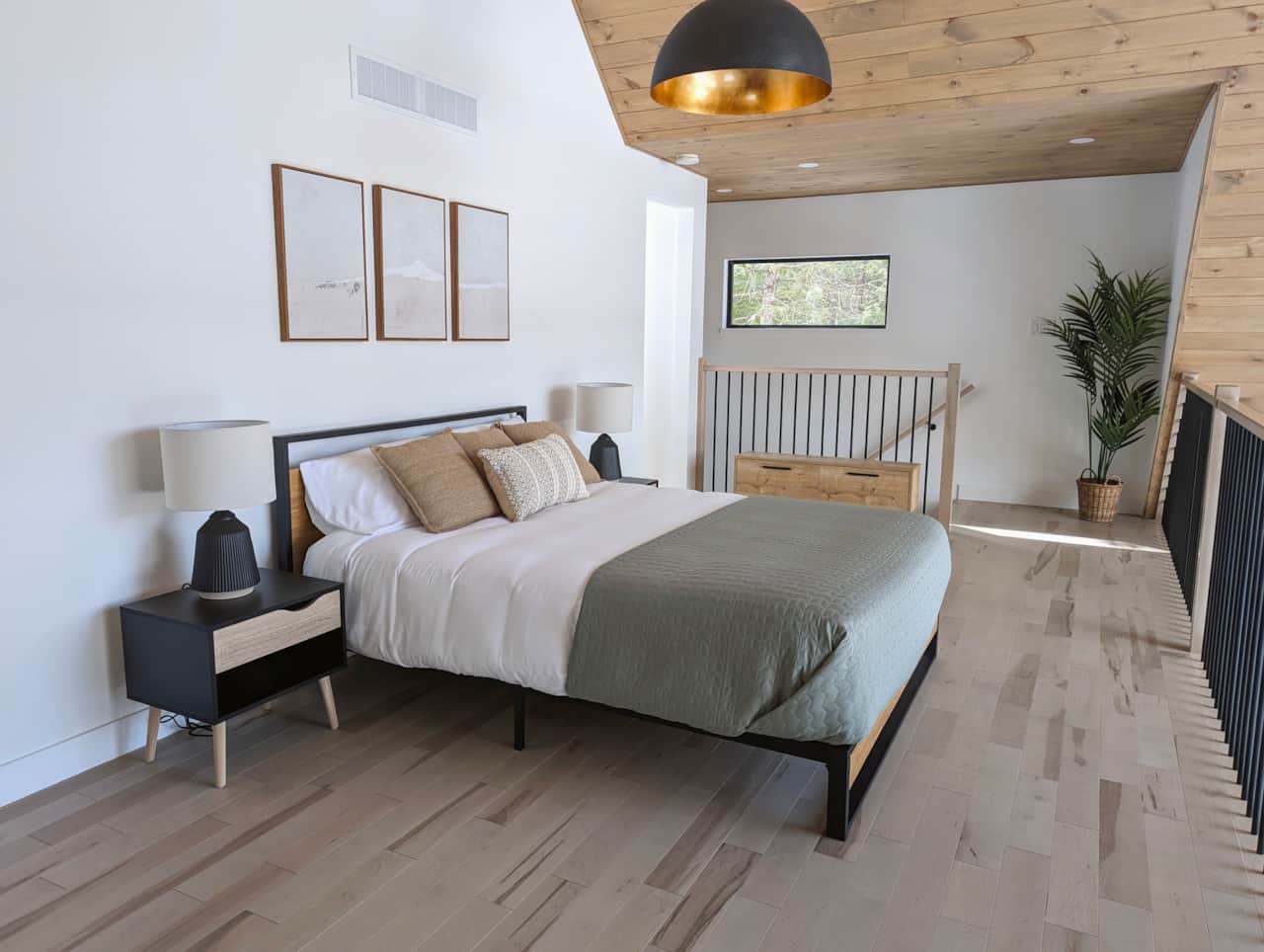 Master bedroom featuring a plush queen size bed -  CITQ #316940