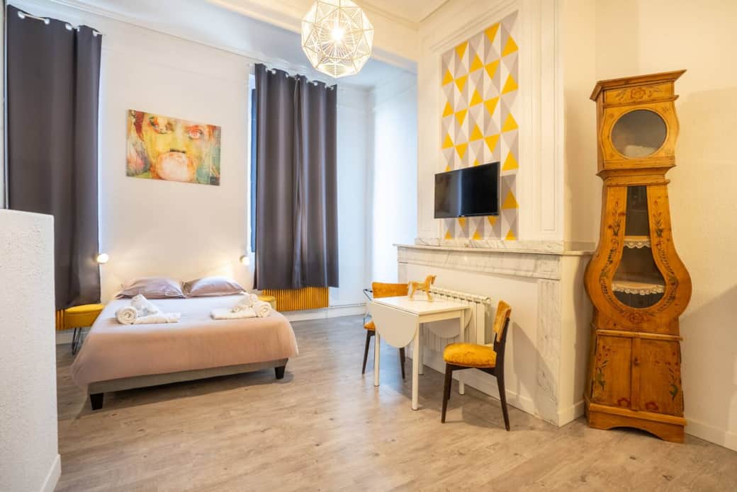 Chambre décor vintage avec mobilier d’époque