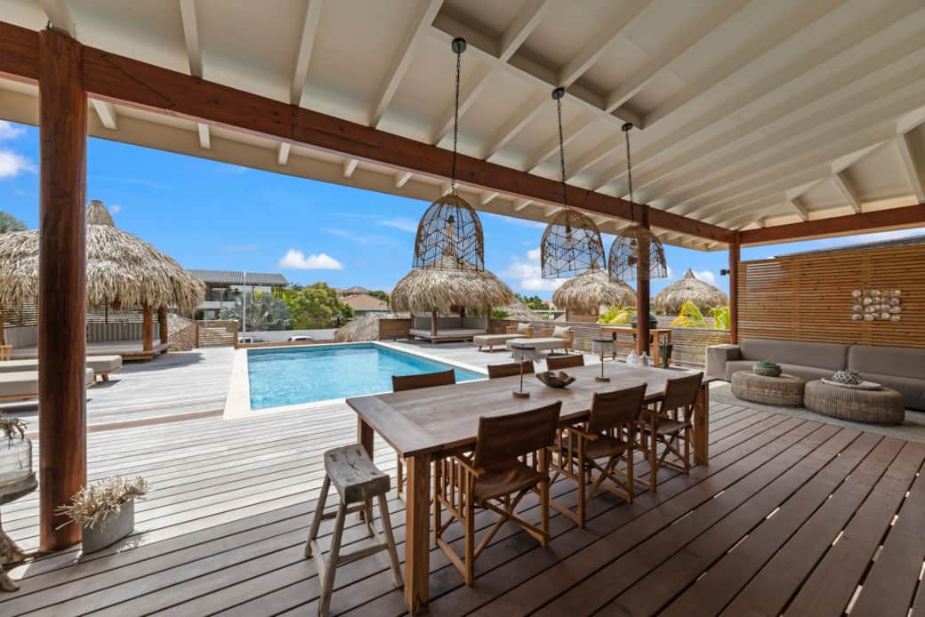 Terras met bbq en palapa's waar je in kan relaxen