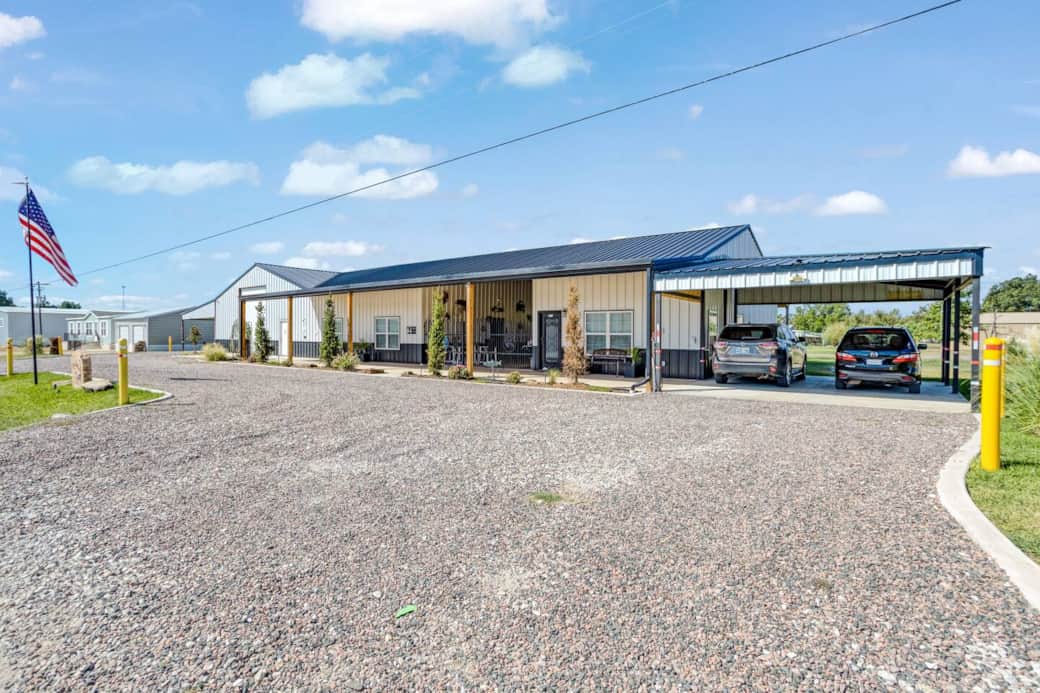 Newer barndominium style with covered parking and room for parking your boat. Newer barndominium style with covered parking and room for parking your boat.
