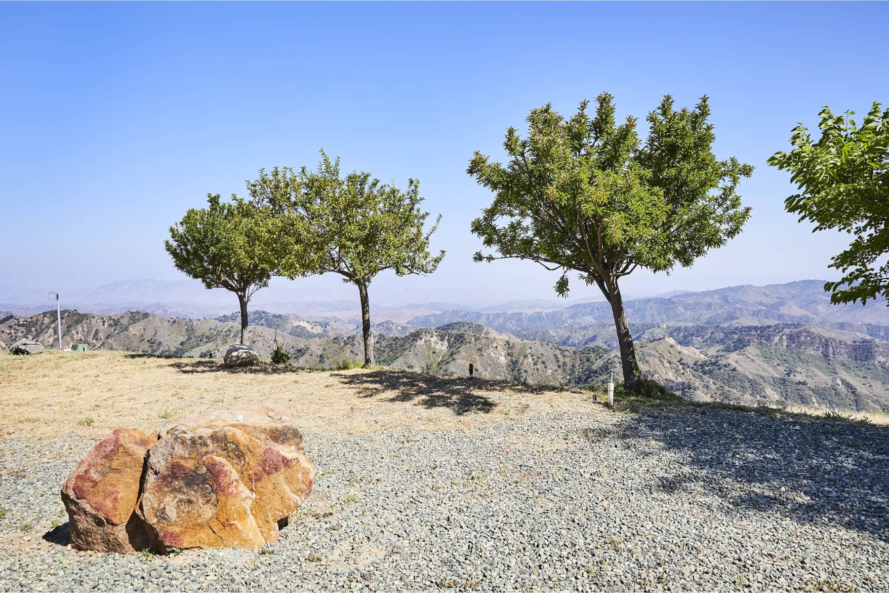 Oak trees and sandstone boulders on the hillside at The Ridge