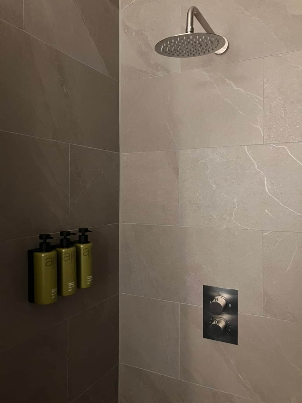 Elisabeth shower