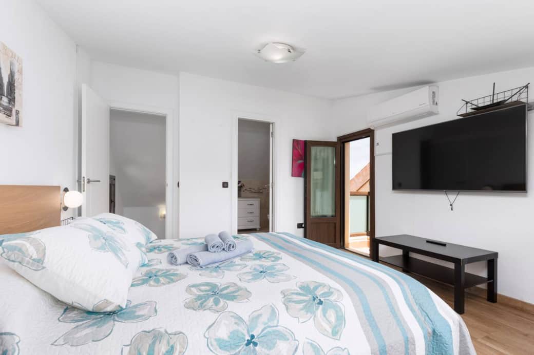 Top Floor bedroom with Juliette Balcony and Ensuite bathroom and Wall mounted Air-conditioning Top Floor bedroom with Juliette Balcony and Ensuite bathroom and Wall mounted Air-conditioning