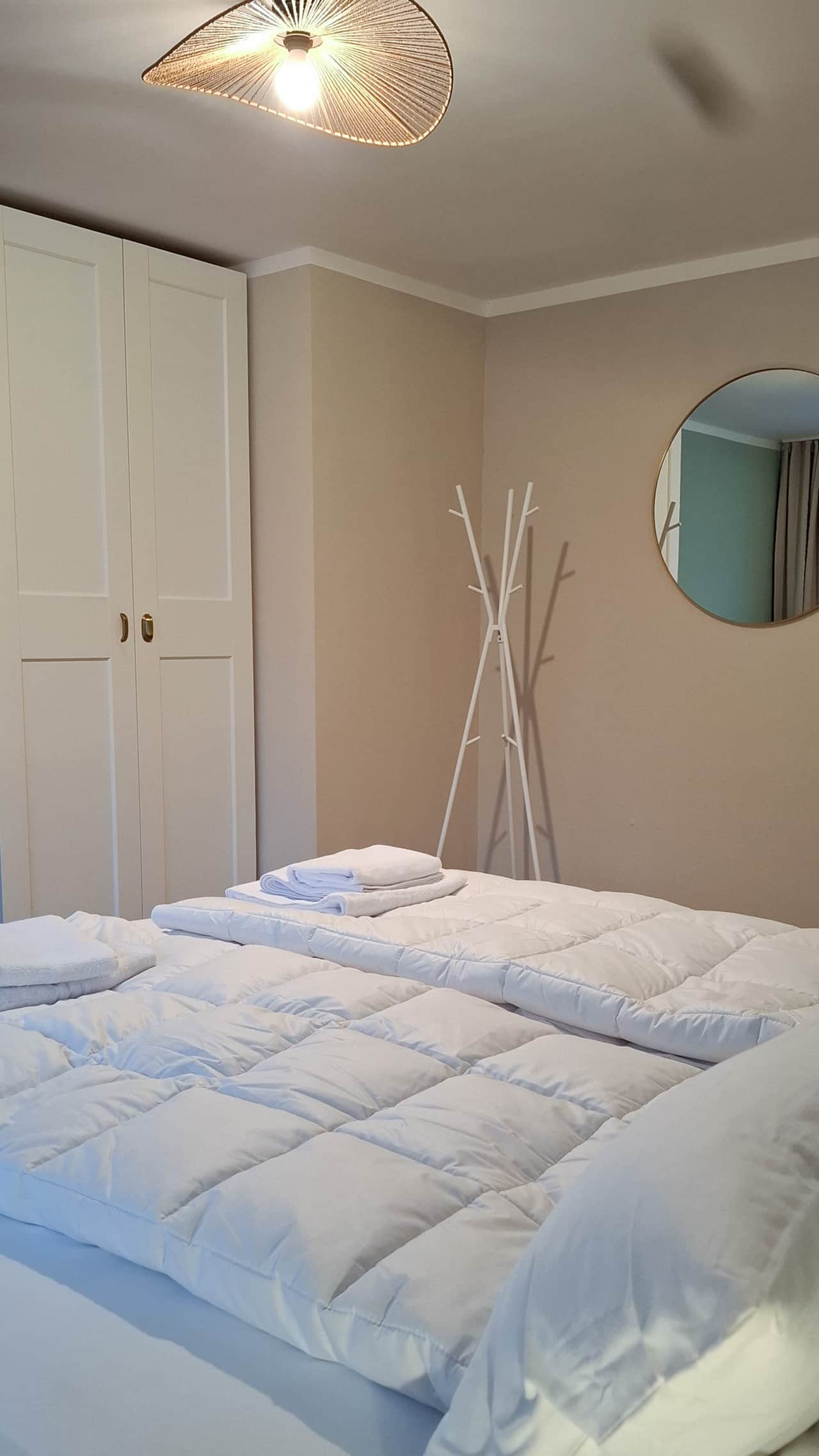 Nuernberg neuselsbrunn messe nexpoforum bedroom bed angle 02