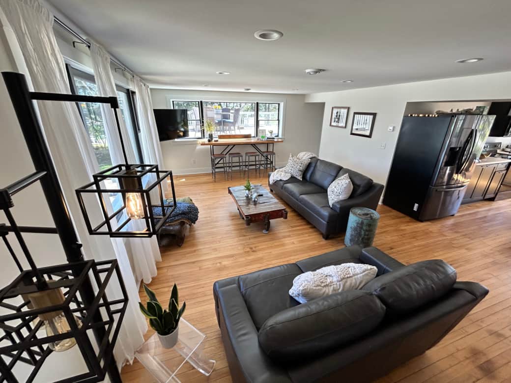 Main floor Lounge Main floor Lounge