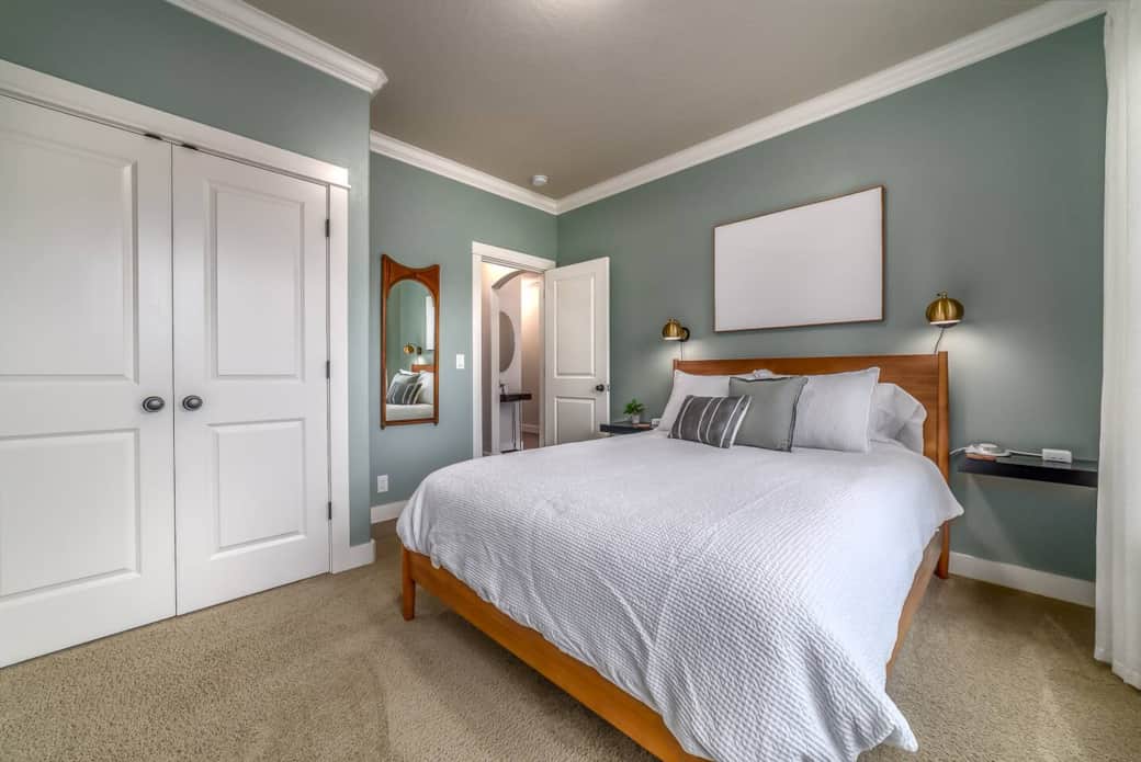 2nd Bedroom - queen size bed, lots of windows for natural light 

Open shelves in closet to store belongings 